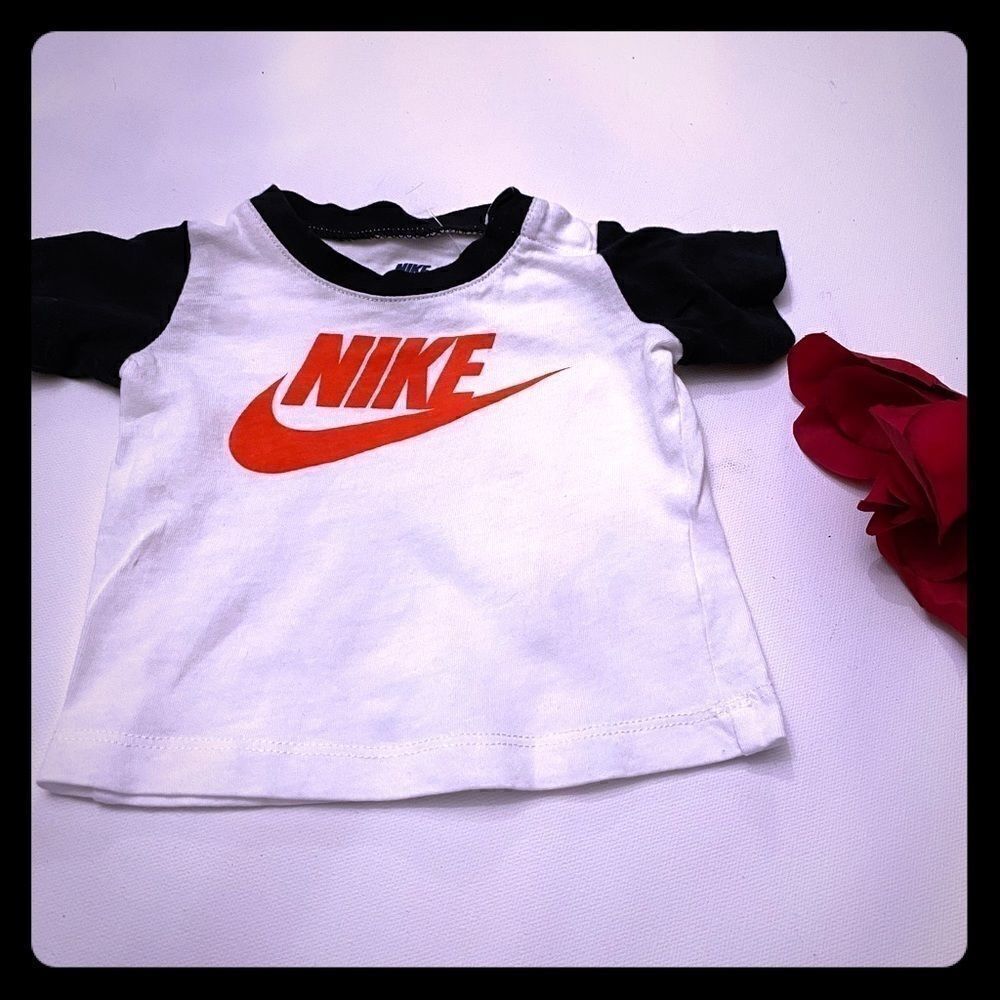 🎊NIKE toddlers  short sleeve shirt  super cute size: 3/6 months 💦